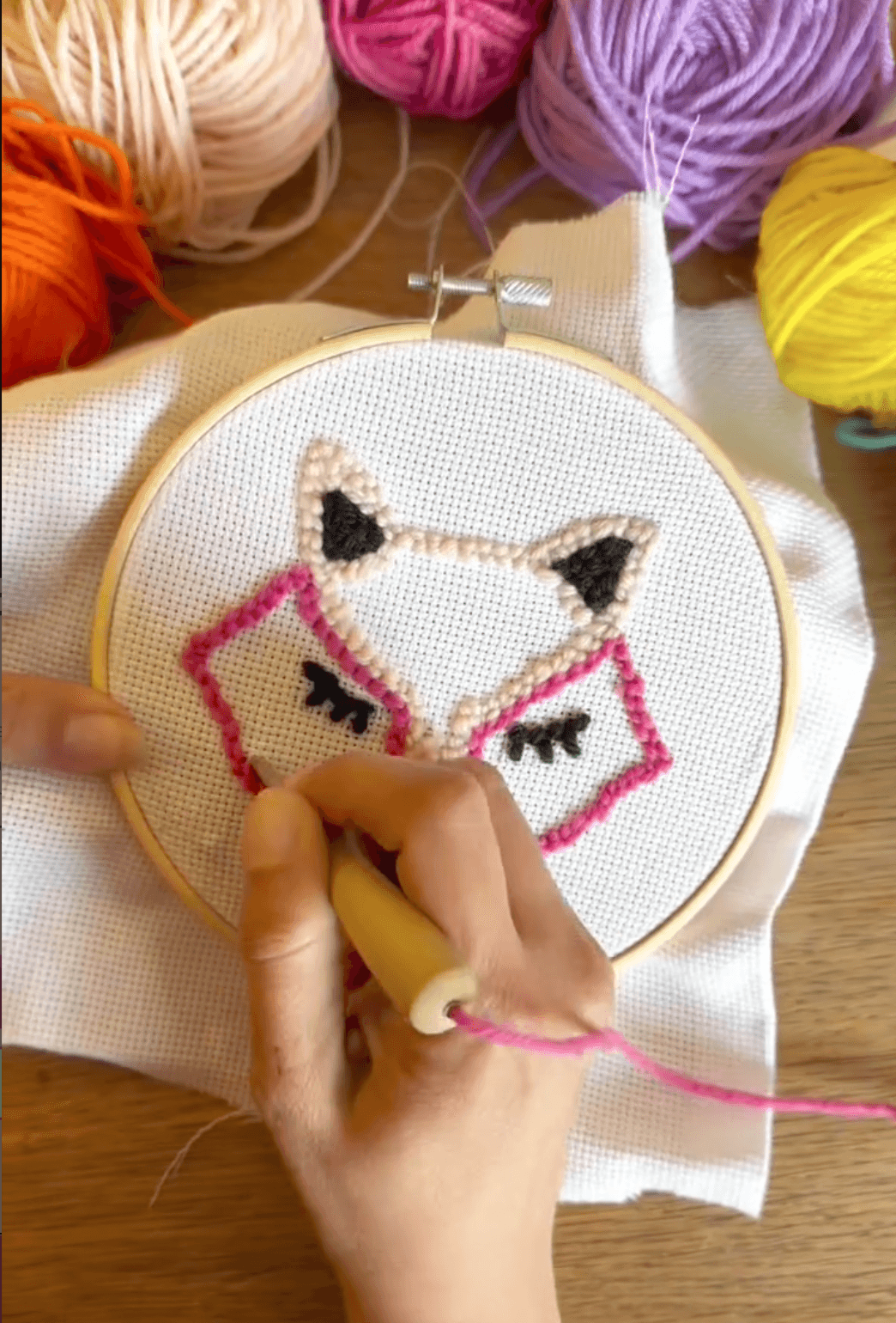 Création d'un renard en punch needle lors d'un atelier créatif à Fontaine-le-Comte